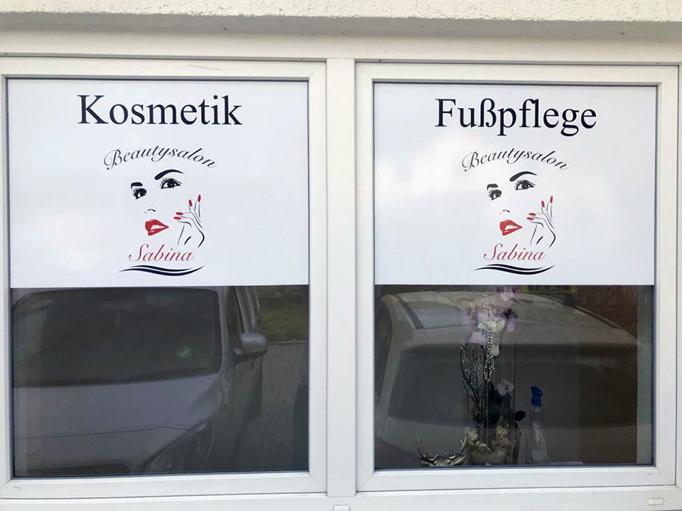 Schaufensterbeschriftung im Digitaldruck inklusive Logoerstellung Beautysalon