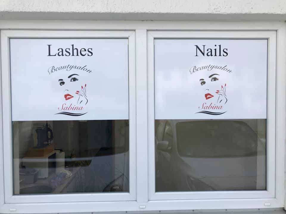 Schaufensterbeschriftung im Digitaldruck inklusive Logoerstellung Beautysalon